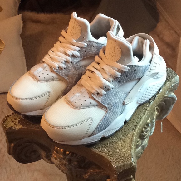 Nike Shoes - Nike Air Huaraches